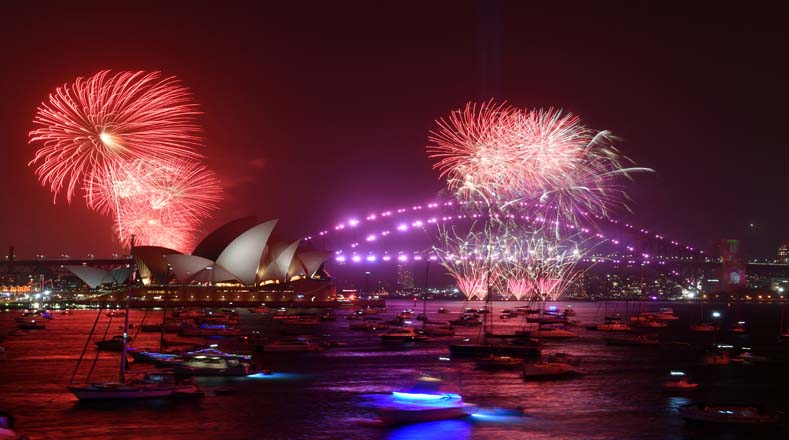 En Australia los tradicionales fuegos artificiales para celebrar el Año Nuevo estuvieron a punto de ser suspendidas por los incendios descontrolados al sus del país, sin embargo, en la capital, Sidney, se realizó el espectáculo de luces Foto: Reuters.