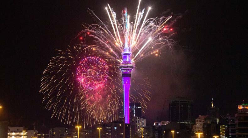 En la ciudad de Auckland, Nueva Zelanda, celebraron la llegada del 2020 con un espectáculo de pirotecnia en el famoso mirador Sky Tower. Foto: https://www.stuff.co