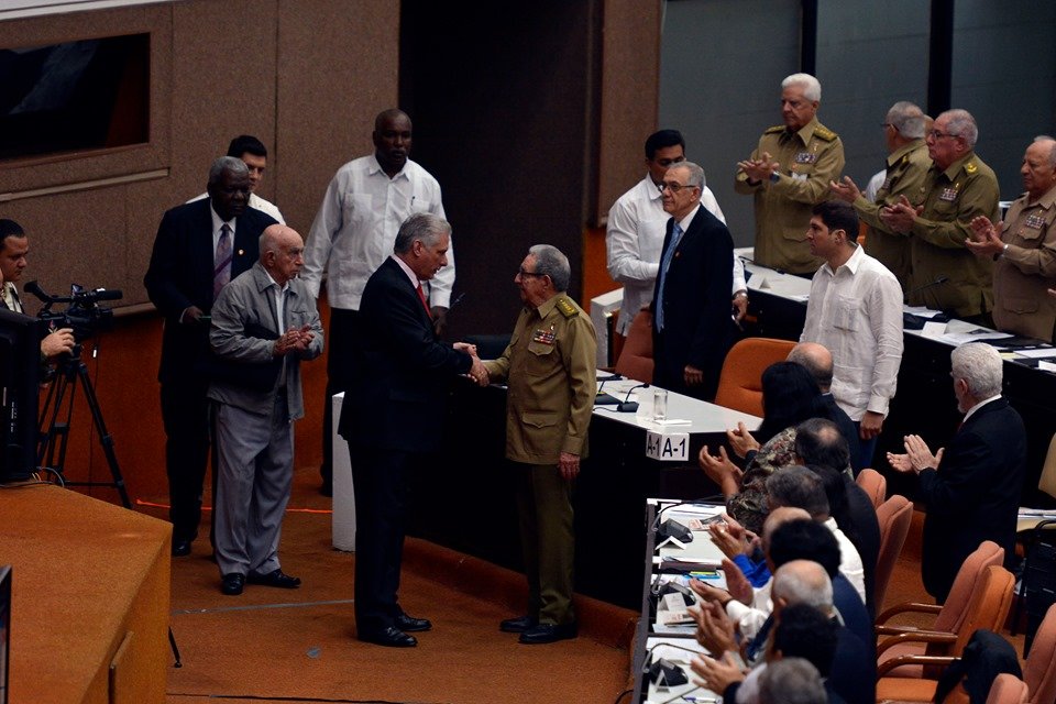 Raúl y Díaz-Canel a su llegada al plenario. (Foto: @PresidenciaCuba)