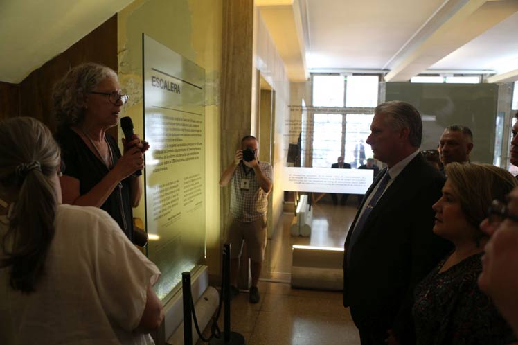 El presidente cubano recorrió la escalofriante otrora  Escuela de Mecánica de la Armada (ESMA), de la mano de algunos de sus  sobrevivientes. (Foto: PL)