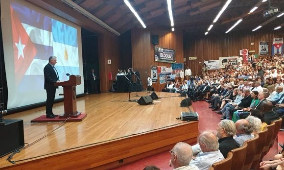 El presidente cubano intervino en el acto de solidaridad con la isla desarrollado en la Universidad de Buenos Aires. (Foto: Cancillería Cuba/Twitter)