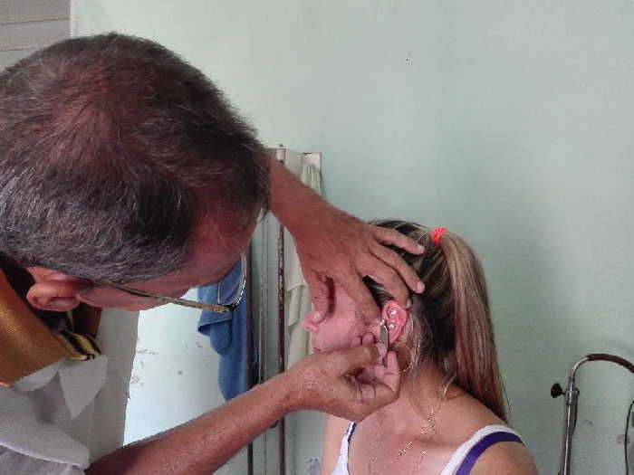 Rolando Perna aplica la acupuntura para el tratamiento a diferentes enfermedades. (Foto: Arelys García)