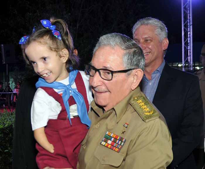 Raúl y Díaz-Canel asistieron a la celebración por los 30 años de la escuela Solidaridad con Panamá. (Foto: Estudios Revolución)