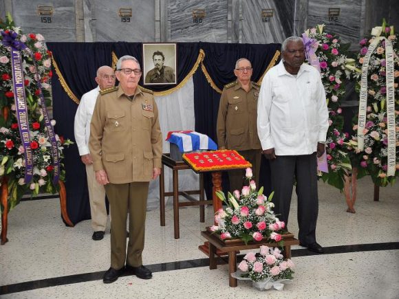 Raúl y otros dirigentes de la Revolución rindieron tributo a Faure Chomón en la Necrópolis de Colón. (Foto. Estudios Revolución) 