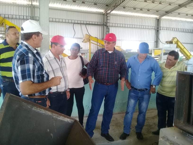 El Ministro de la Agricultura se interesó por las experiencias del trabajo de la maquinaria en pelotones. (Fotos: José Luis Camellón / Escambray)