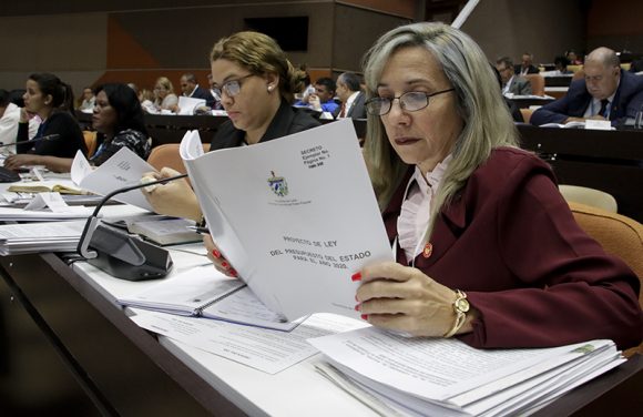 Diputados durante la sesión plenaria del cuarto período ordinario de sesiones de la IX Legislatura del Parlamento cubano. (Foto: Abel Padrón Padilla/ Cubadebate)