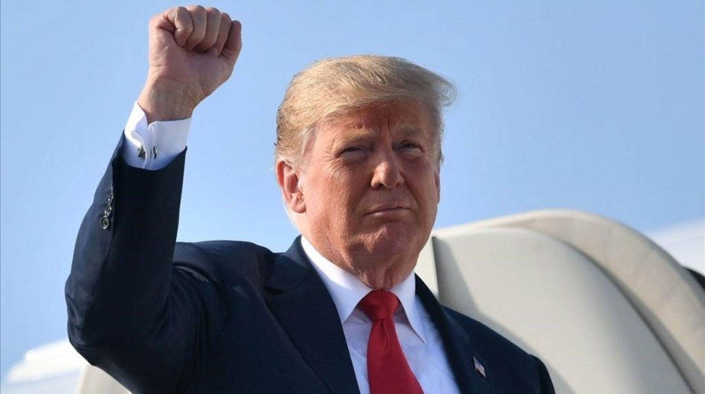 Trump rubricó la ley en la Base de la Fuerza Aérea Andrews antes de partir hacia Florida, para  las vacaciones de fin de año,  (Foto: PL)