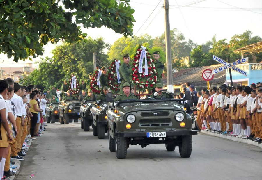 El pueblo espirituano acude en masa cada 7 de diciembre desde 1989 a rendir tributo a los hermanos caídos bajo otros cielos. (Foto: Vicente Brito / Escambray)