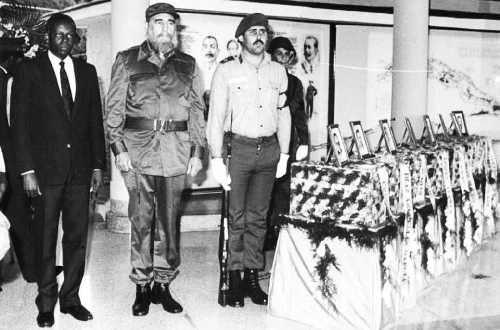 Fidel en El Cacahual, junto al entonces presidente angolano José Eduardo Dos Santos, rinde tributo a los mártires internacionalistas. (Foto: Archivo)