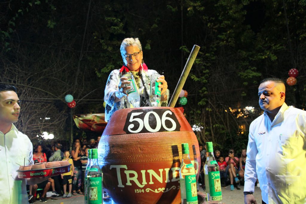 Katherine Müller (C), directora para América Latina y el Caribe de la UNESCO, participó en la elaboración de la canchánchara gigante. (Fotos: Oscar Alfonso)