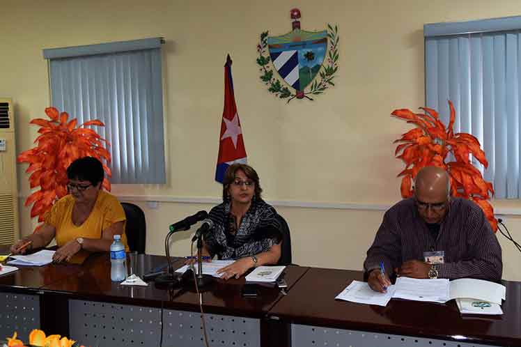 Alina Balseiro anunció que fueron electos todos los gobernadores y vicegobernadores en Cuba. (Foto: PL)