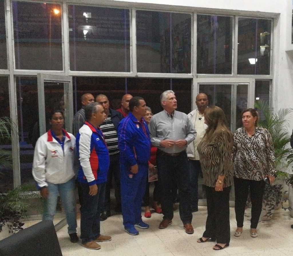 El presidente cubano a su llegada al Polideportivo Yayabo. Foto: Presidencia de la República.