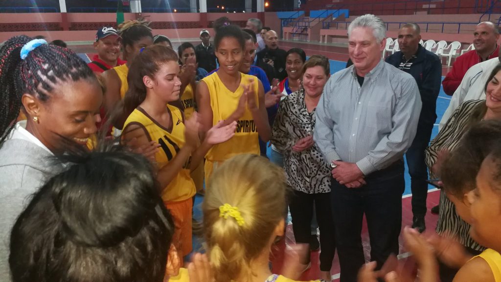 Díaz-Canel durante su estancia en el Polideportivo Yayabo. Foto: Presidencia de la República.