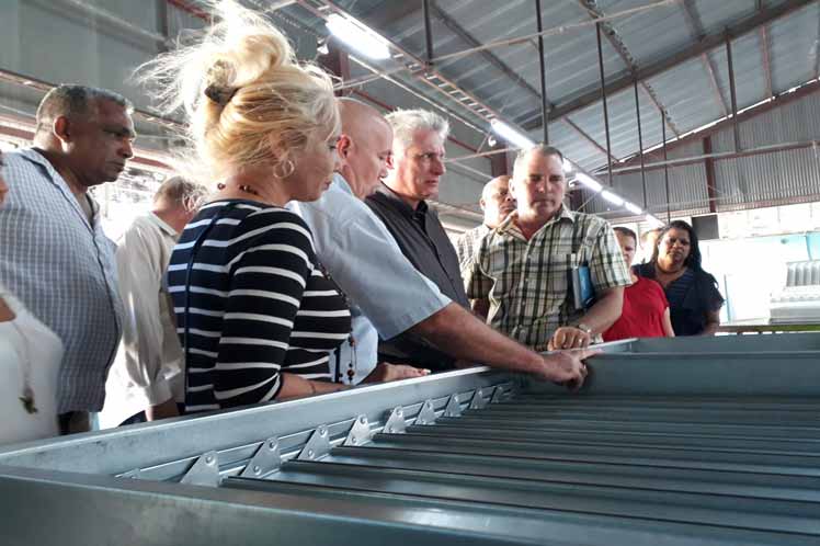 El presidente cubano durante su visita a la Empresa de Estructuras Metálicas en Las Tunas. (Foto: PL)