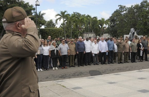 El acto solemne se realizó en el Panteón de los Veteranos de la necrópolis de Colón, con la presencia de Raúl y Díaz-Canel. (Foto: Jorge Luis Sánchez)  