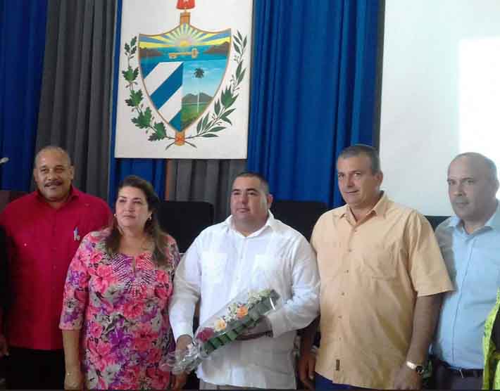 Jaile Rabelo (en el centro) tras su aprobación como Intendente del municipio de Sancti Spíritus. (Foto: Yosdany Morejón)