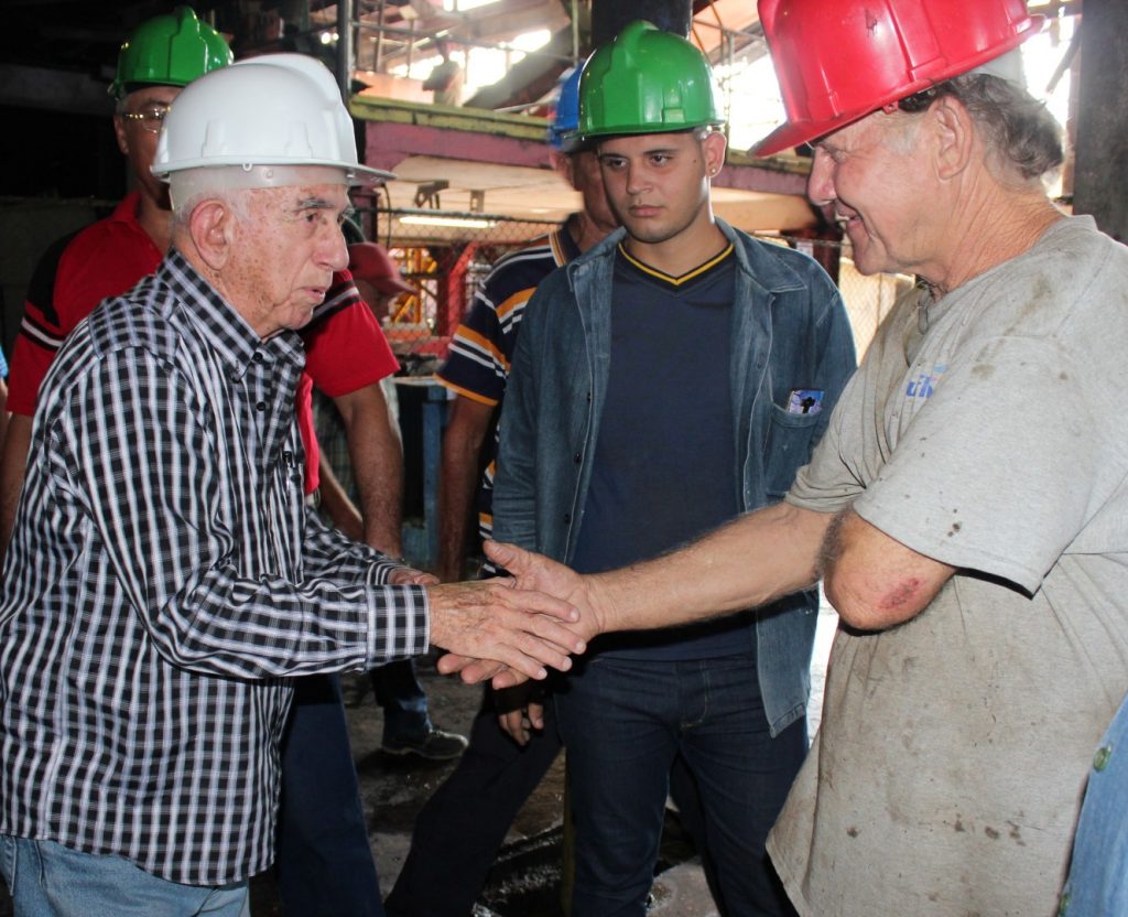 Machado Ventura saludó a los operarios que cubrían su jornada de trabajo.