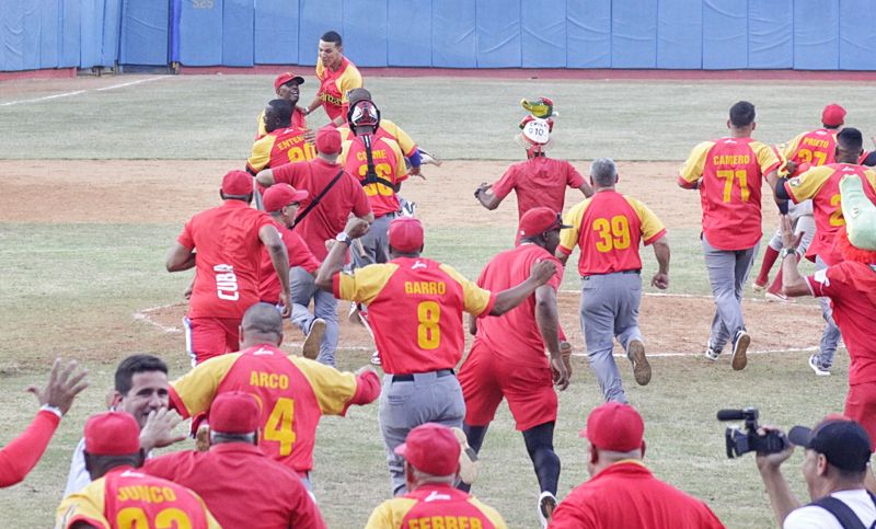 Matanzas disfrutó por todo lo alto su éxito en Camagüey. (Foto: Leandro Pérez)