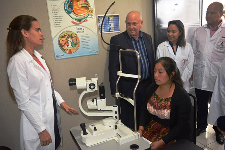 Tapia conoció de primera mano el amor que les profesan los pacientes a los integrantes de la Brigada Médica de Cuba. (Foto: PL)