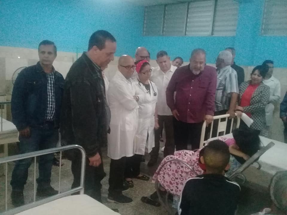 Momento de la visita de Manuel Marrero al Hospital Pediátrico espirituano. 