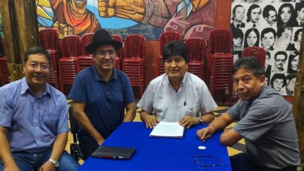 Evo Morales y los precandidatos presidenciales del MAS firmaron un acuerdo por la unidad. (Foto: @evoespueblo)