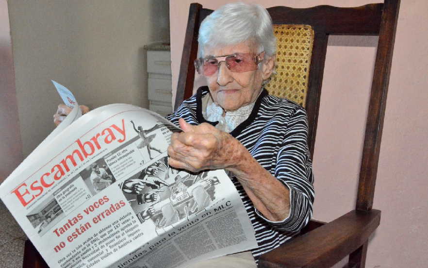 A sus 88 años, Chiquitica reconoce lo que significó la fundación de nuestro periódico para la entonces naciente provincia de Sancti Spíritus. (Fotos: Vicente Brito / Escambray)