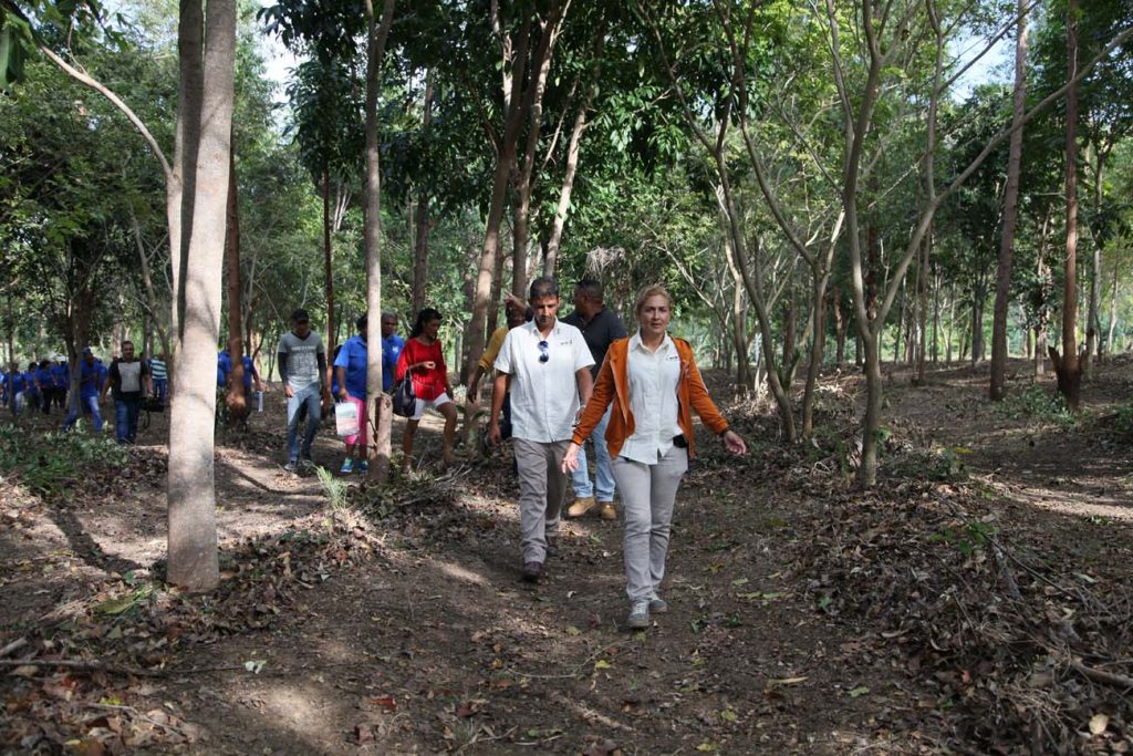 Delegados a la Asamblea Municipal del Poder Popular y otros invitados participaron en la siembra del árbol 506, por al nuevo cumpleaños de la Villa.