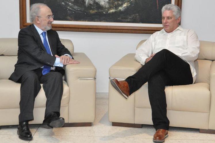 Momento del encuentro del presidente cubano con Santiago Muñoz, titular de la RAE. (Foto: PL)