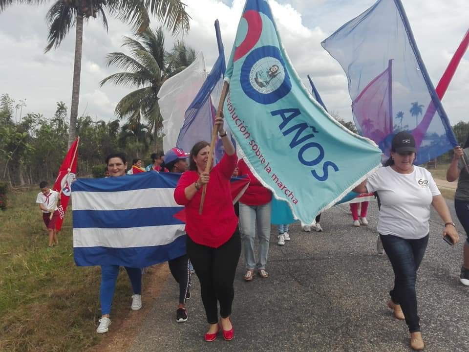 El estandarte fue entregado por las federadas avileñas a las espirituanas en el punto de la Carretera Central que une a ambas provincias. (Foto: Oscar Salabarría)