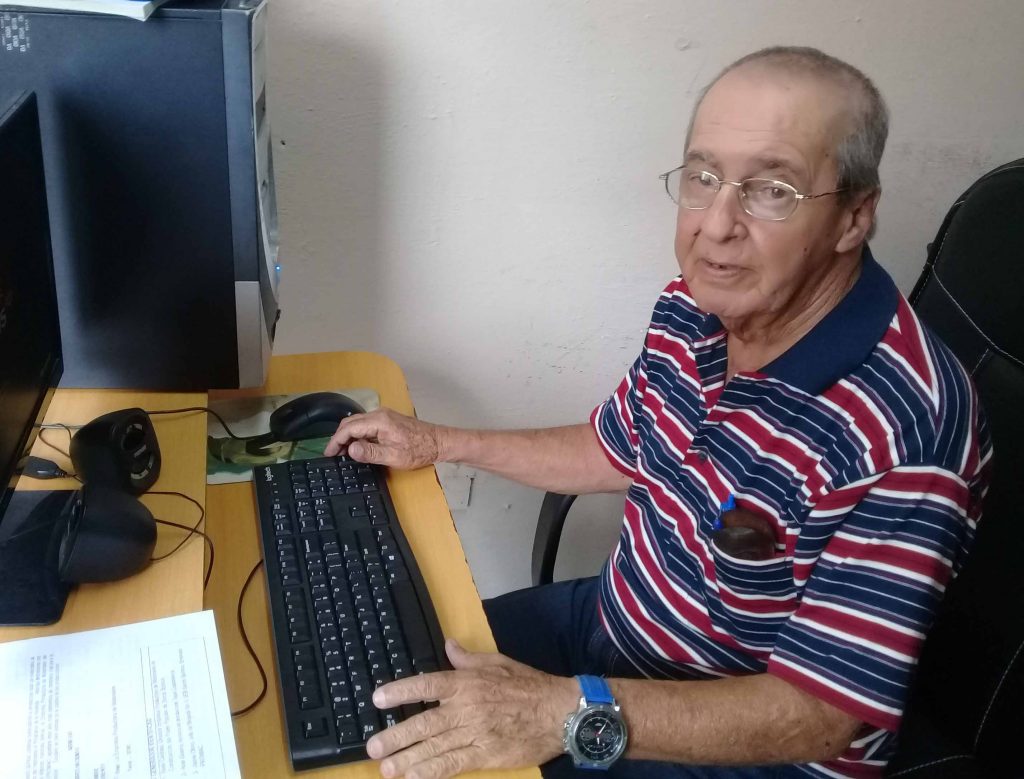 Larralde se mantiene activo en el telecentro espirituano luego de más de 50 años de trabajo. (Foto: Humberto Concepción)
