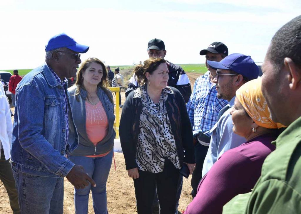 En la UBPC Peralejos, Valdés Mesa e Inés María Chapman se interesaron por la eficiencia del agua y los rendimientos del arroz.