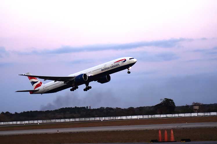 La primera aeronave de British Airways partió del Aeropuerto José Martí en las primeras horas de la noche del miércoles. (Foto: PL)