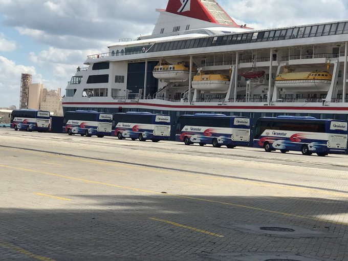   Una larga caravana de omnibus se encargó del traslado de los viajeros.