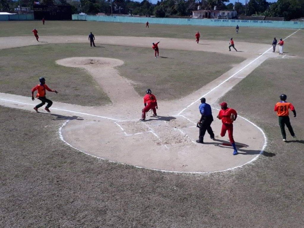 El play off de la Serie Provincial de Béisbol tiene como protagonistas a los equipos de Fomento y Sancti Spíritus. (Foto: Maikel Martín)