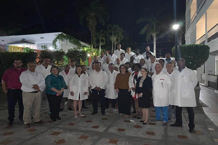 Recibimiento al primer grupo de la brigada médica cubana a su llegada a Belice. (Foto: PL)