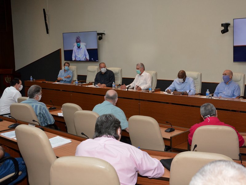 El Presidente de la República y el Primer Ministro encabezaron la reunión que da seguimiento a la situación del nuevo coronavirus en Cuba. (Foto: Estudios Revolución)