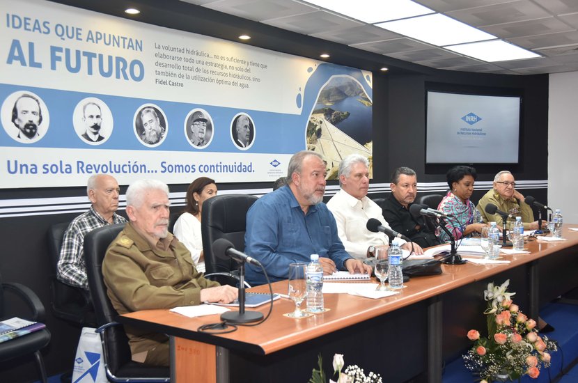 El presidente cubano encabezó este martes el balance del Instituto Nacional de Recursos Hidráulicos. (Foto: Estudios Revolución)