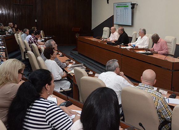 Díaz-Canel presidió la reunión para dar seguimiento a la situación del nuevo Coronavirus en Cuba. (Foto: Estudios Revolución)