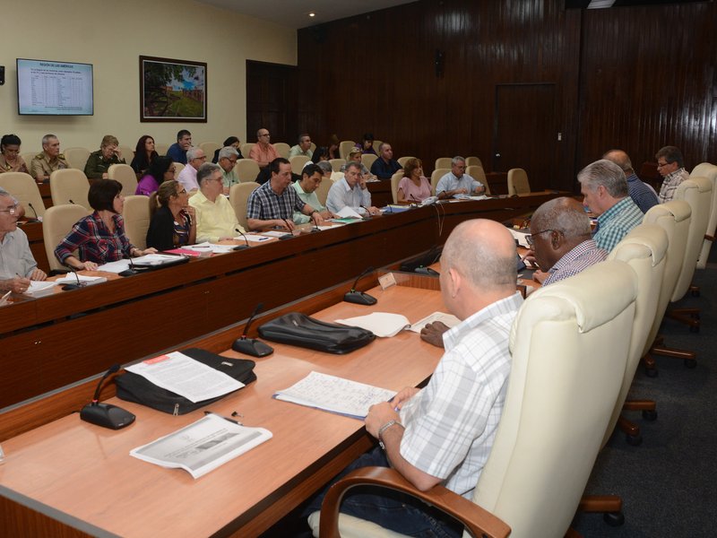 Díaz-Canel subrayó que lo más importante es el rigor, el trabajo y el  comportamiento de todos. (Foto: Estudios Revolución)