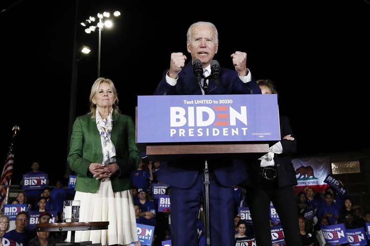 La sugerencia de Biden ocurrió después de protestas en su mitin por la victoria en la jornada del supermartes. 