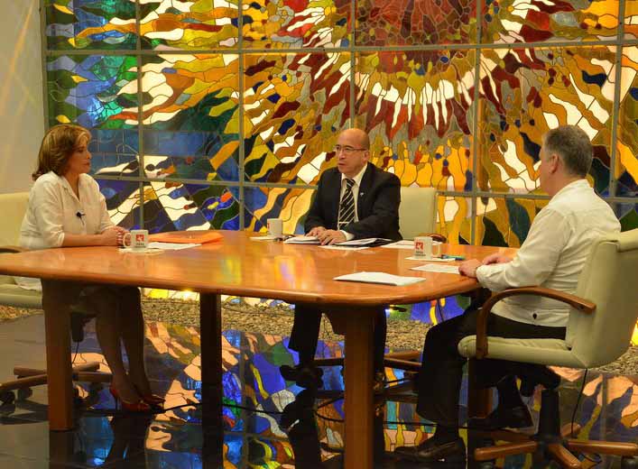 Los ministros de Economía y Planificación, y Comercio Interior participaron en la Mesa Redonda de este viernes. (Foto: Estudios Revolución)