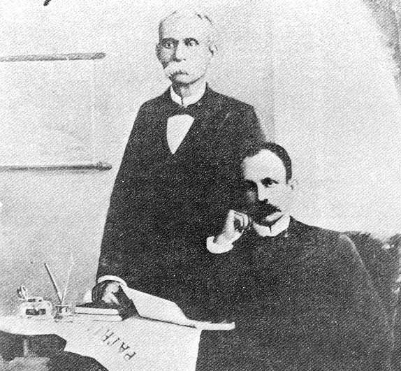 Martí y Gómez en marzo de 1895, con el último número de Patria recibido en República Dominicana.