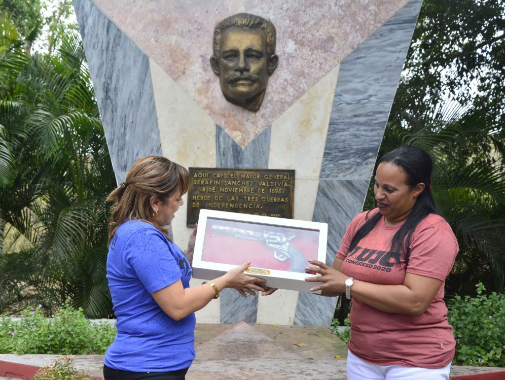 El Comité Nacional de la UJC recibió una réplica del revólver del Mayor General Serafín Sánchez. 