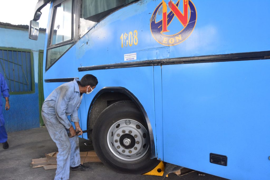 Una de las brigadas creadas se ocupa de la reparación de los 19 carros que ya cuentan con más de 15 años de explotación. (Foto: Vicente Brito / Escambray)