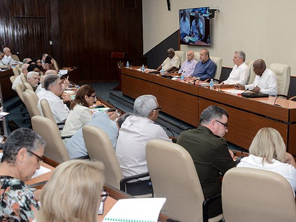 Díaz-Canel alertó que el plan está orientado a evitar que entre la enfermedad al país y, si eso ocurriera, atenuar afectaciones. (Foto: Estudios Revolución)