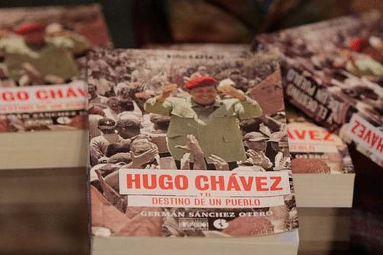 Como parte del homenaje, se presentó el segundo tomo de la  biografía del líder bolivariano Hugo Chávez y el destino de un pueblo. (Foto: PL)