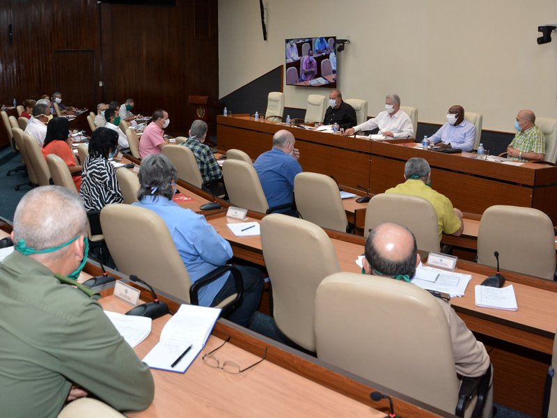 En el chequeo, Díaz-Canel destacó el aporte de la ciencia cubana en la batalla contra el nuevo coronavirus. Foto: Estudios Revolución. 