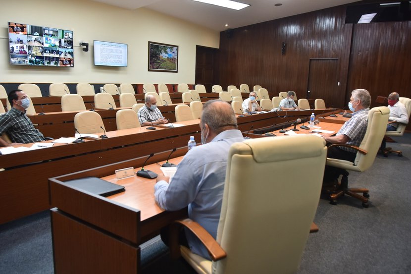 Díaz-Canel y el primer  ministro, Manuel Marrero, encabezaron la reunión del grupo temporal de trabajo para la  prevención y el control del nuevo coronavirus. (Foto: Estudios Revolución)