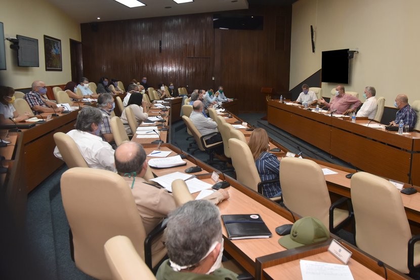 Díaz-Canel y Manuel Marrero encabezaron la reunión de análisis de la situación con el nuevo Coronavirus en la Isla, donde se han confirmado 212 casos. (Foto: Estudios Revolución)