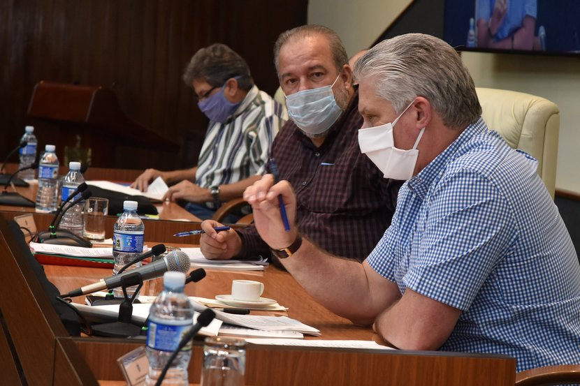 Díaz-Canel insistió este sábado en la necesidad de perfeccionar la implementación de las medidas tomadas ante la COVID-19. (Foto: Estudios Revolución)